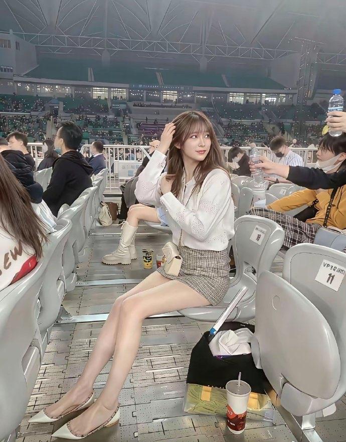 都说女明星漂亮？在我眼里这位小姐姐直接封神，颜值身材穿搭吊打一票明星…这么顶的