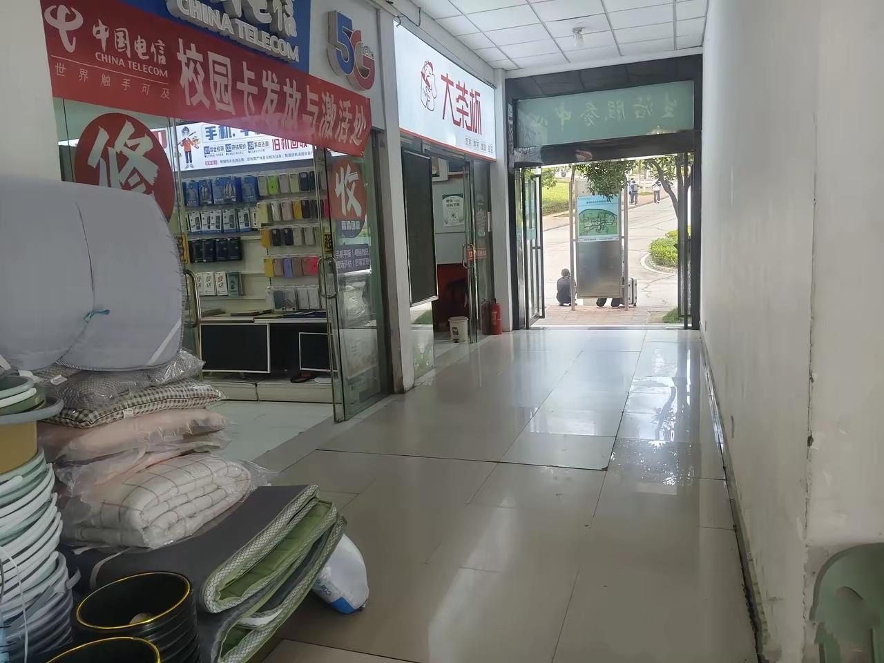 现在大学生的钱是真好赚。一网友今天送孩子上学，看到学校商店里面的商品琳琅满目，就