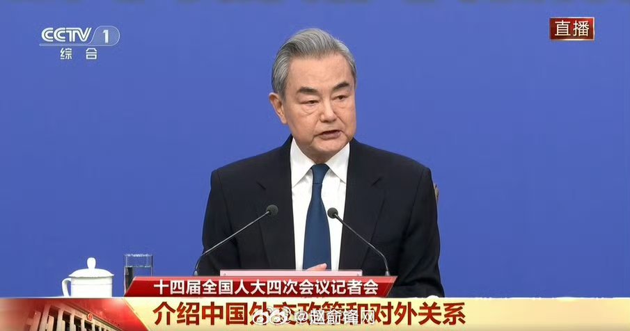 两会观察团两会记者会上，王毅外长开篇向女同胞送上节日祝福，温暖得体。既彰显对女