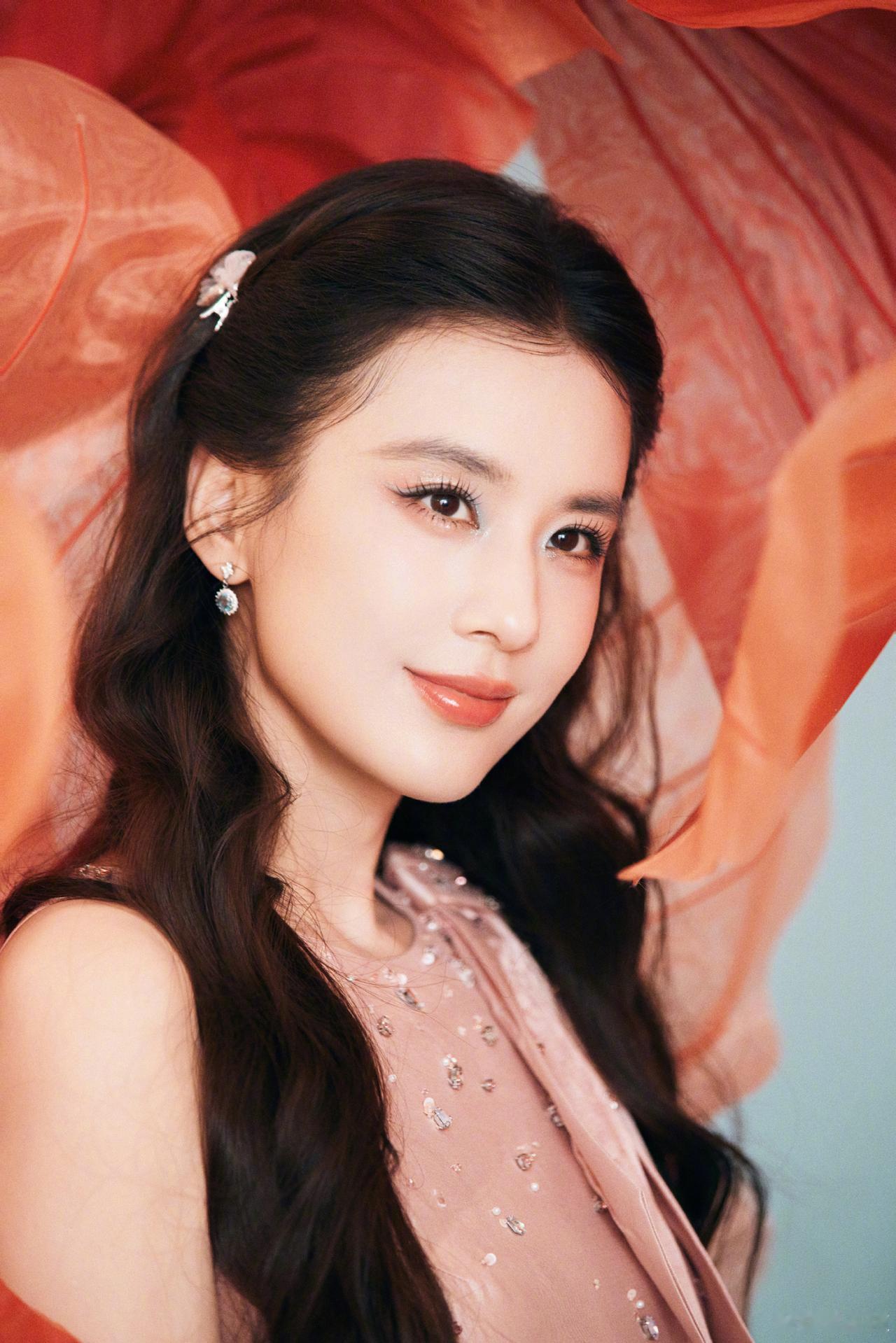 怎样穿搭知性又显身材?成熟美人黄圣依穿搭写真