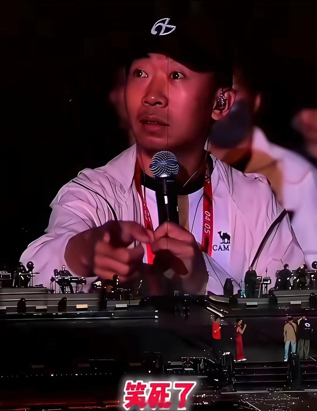 杨迪被周杰伦当场拒绝，下一秒就封神了。周杰伦演唱会，杨迪被抽中点歌。他兴奋地比