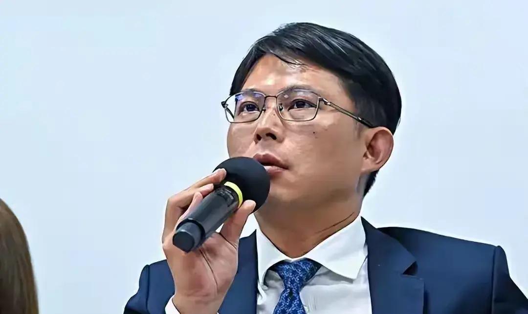 最近岛内政坛热闹非凡，各方势力都在为未来的县市长角逐暗自较劲。郑丽文为了帮蓝营拿