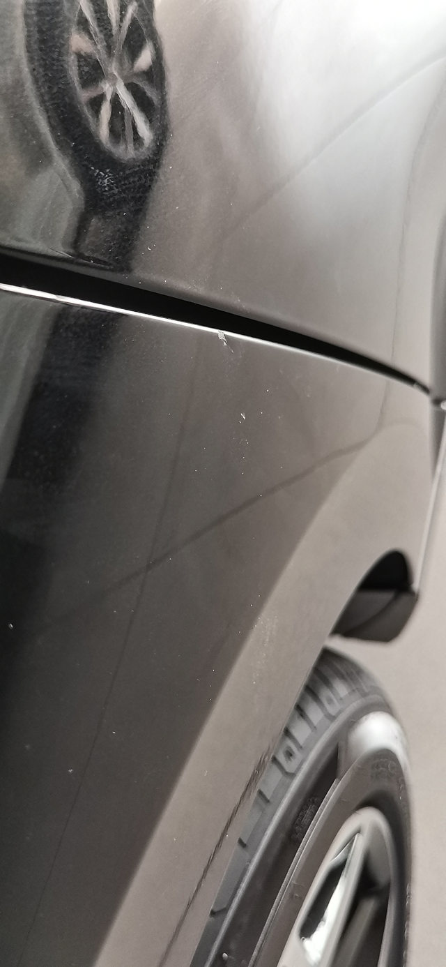 4d店提车事故新车上好牌今天去4儿子店提新车发现车被碰掉一快底漆，四s店说补偿