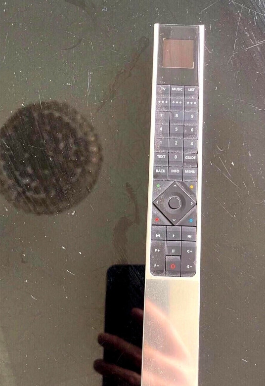 今天在别墅里收了一台原价十多万的电视机，就因为左上角裂了就不想要了，果然有钱人就