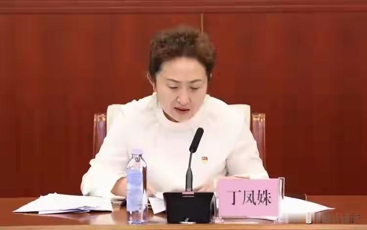 北方小年前，哈尔滨一条“大鱼”翻了——儿科界的权威丁凤姝，这次栽得彻底。八十