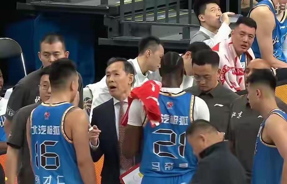 山东高速男篮逆天了！竟然客场爆冷击败了志在夺冠的北京北汽男篮！并且还是在主教