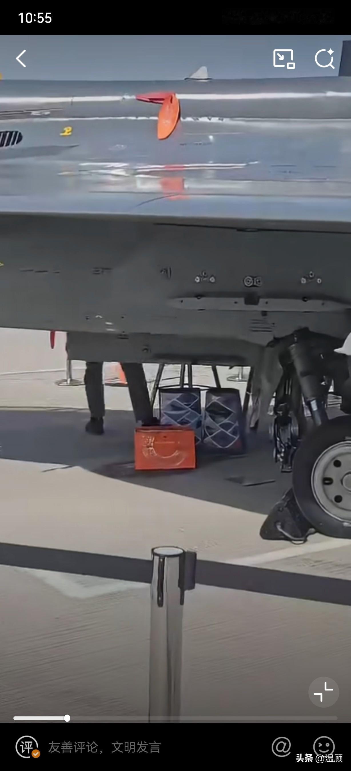 “光辉”战斗机再现名场面…2025年迪拜航展的停机坪上，印度国产LCA“光辉”战