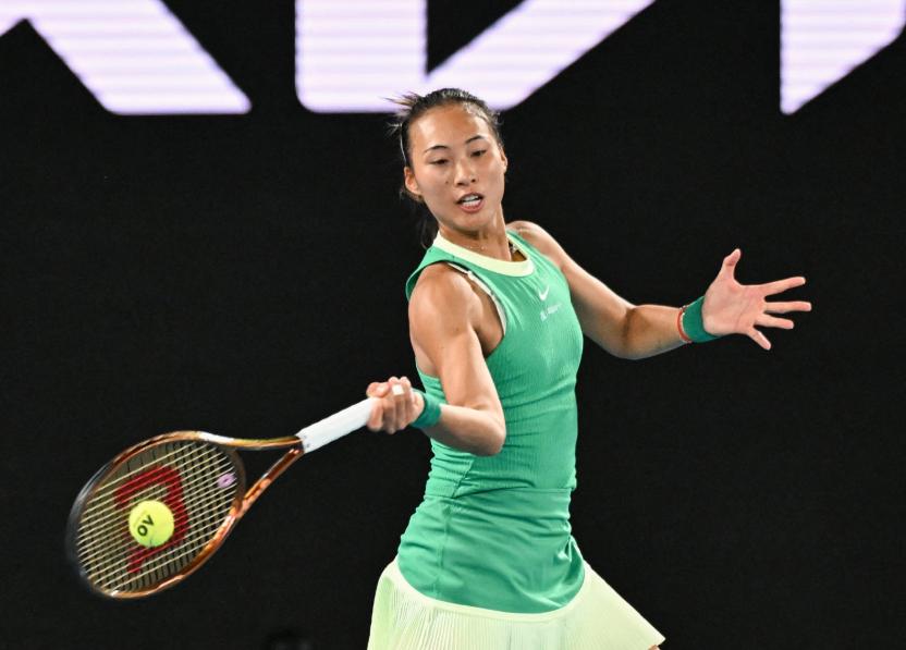 美网赛场上演惊天大反转！赛前被全网狂吹“稳操胜券”的王欣瑜轰然倒下，而被唱衰“五