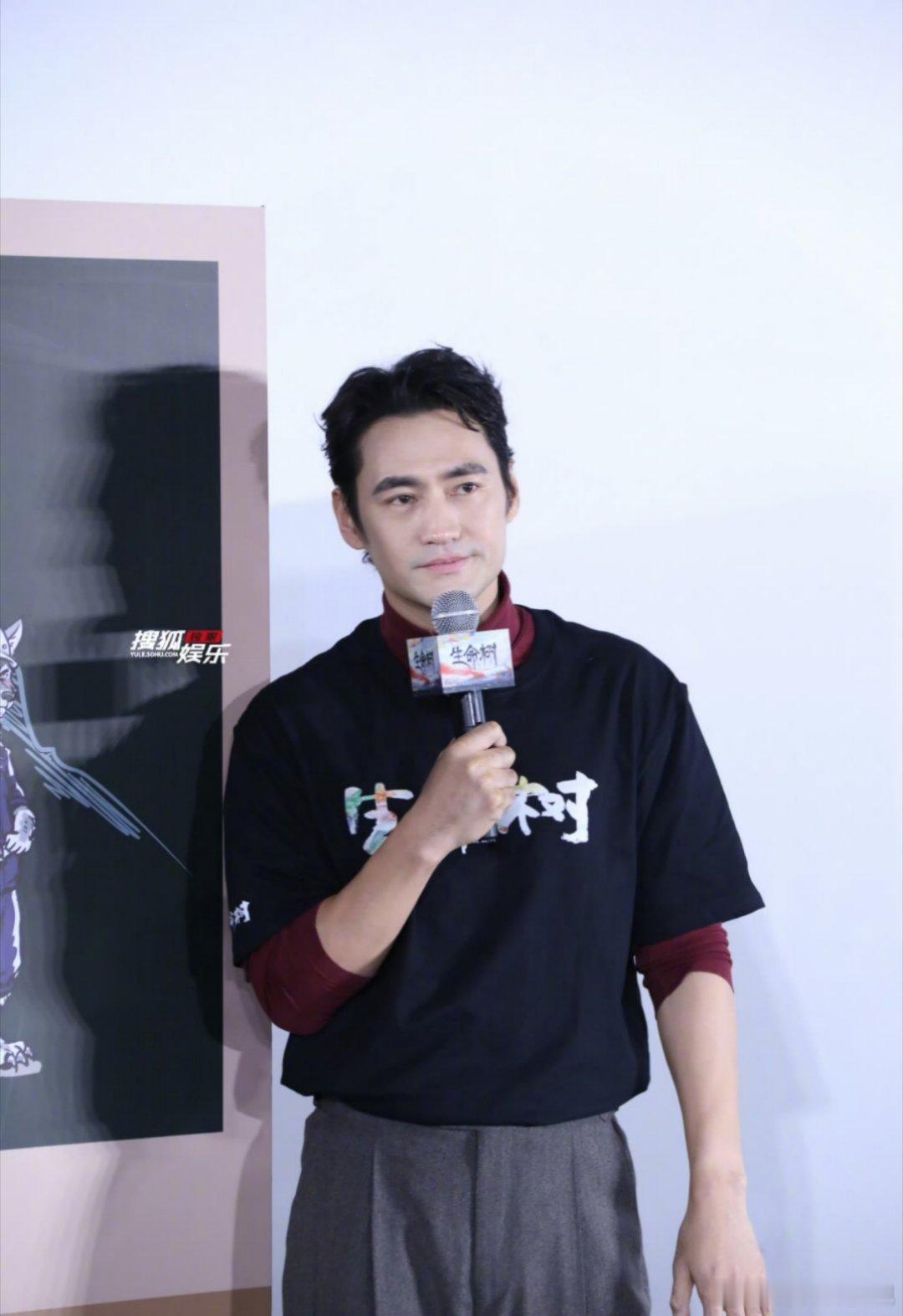 胡歌、杨紫、张哲华、袁弘《生命树》发布会生图🈶，大家状态都超好，杨紫这个大耳饰