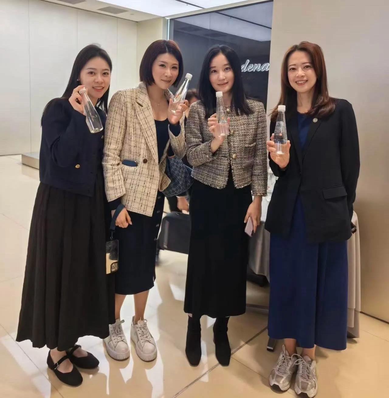 国民党发言人江怡臻又出图了，这次江怡臻发了一个合影，同时江怡臻称，我旁边这三位美