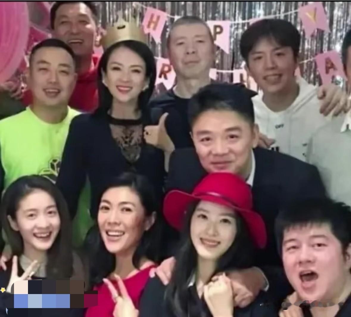 这是章子怡当年的顶级人脉啊。2018年，她过39岁生日，聚会上刘强东、章泽天夫