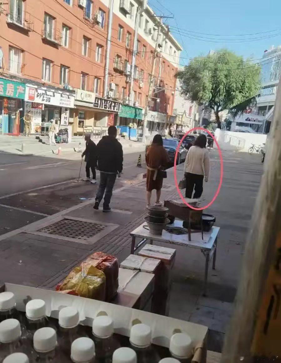 宗馥莉罕见旅游照曝光，私下和工作全然不同，走路姿势令人心疼！​​​