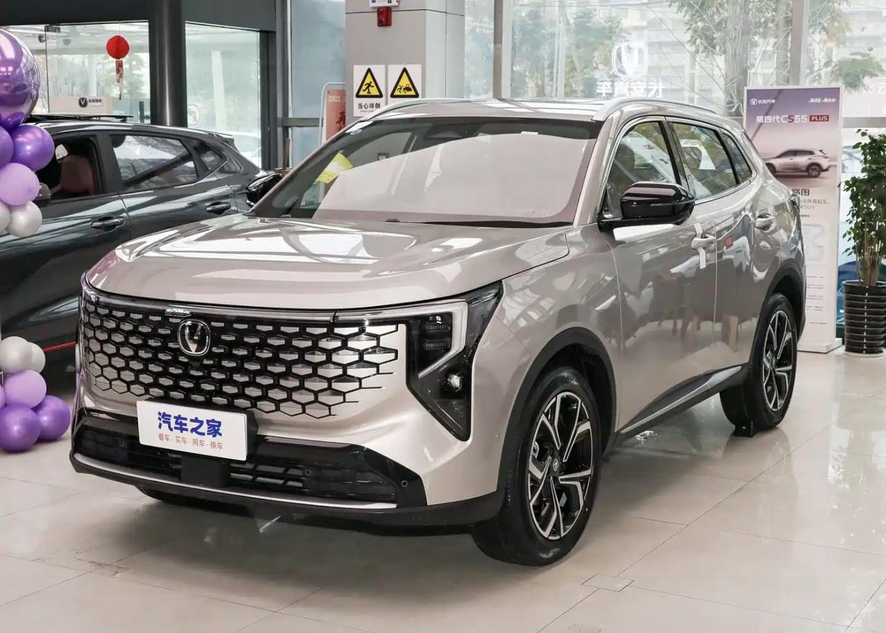 长安CS55整体是一台很适合家用的SUV，开着省心，油耗也不算高。它搭载1.