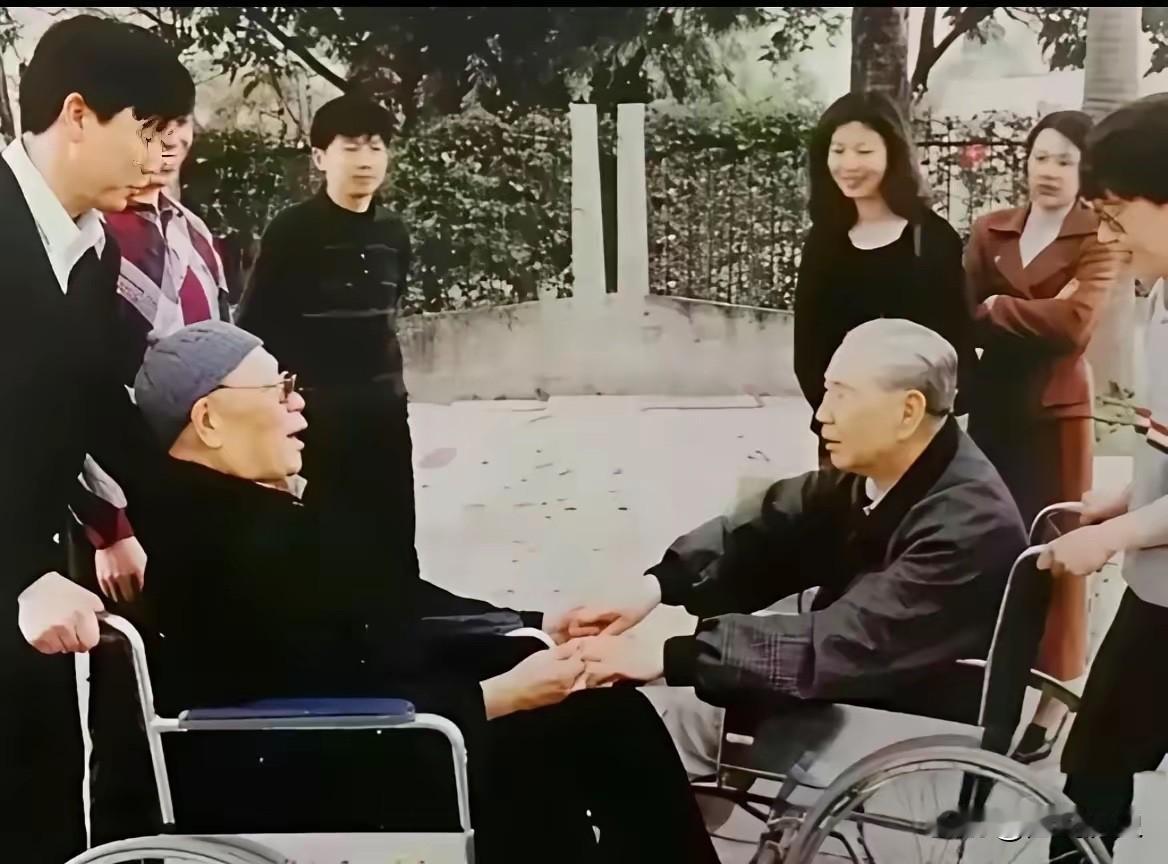 这张珍贵合影拍摄于1998年2月两位老红军在深圳的一个公园中不期而遇，两位老