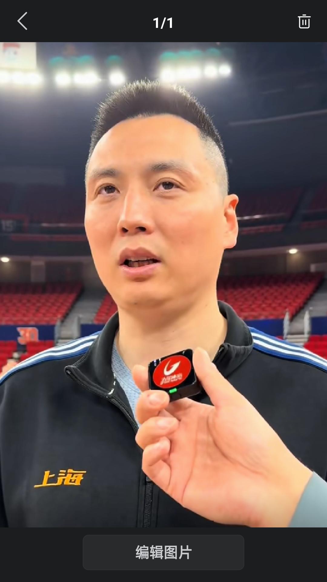 【卢伟接受媒体采访，回应与洛夫顿场边争执。】昨天上海队主教练卢伟在比赛前接受媒体