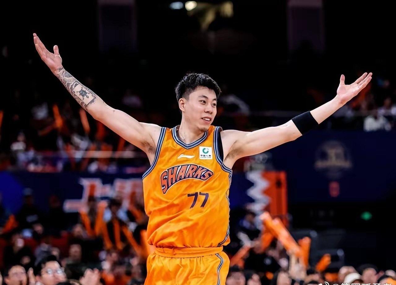 据球迷消息，上海男篮核心锋线、这名“5D型”球员张镇麟将计划赴美特训。不少球迷