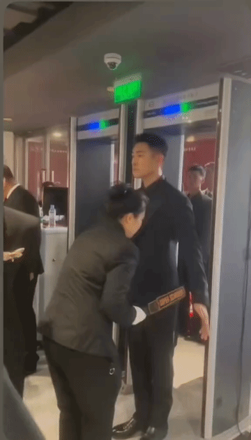 看着西装笔挺，硬朗结实的王彦霖，杜江和黄轩从眼跟前一个个的经过，安检的小姐姐们心