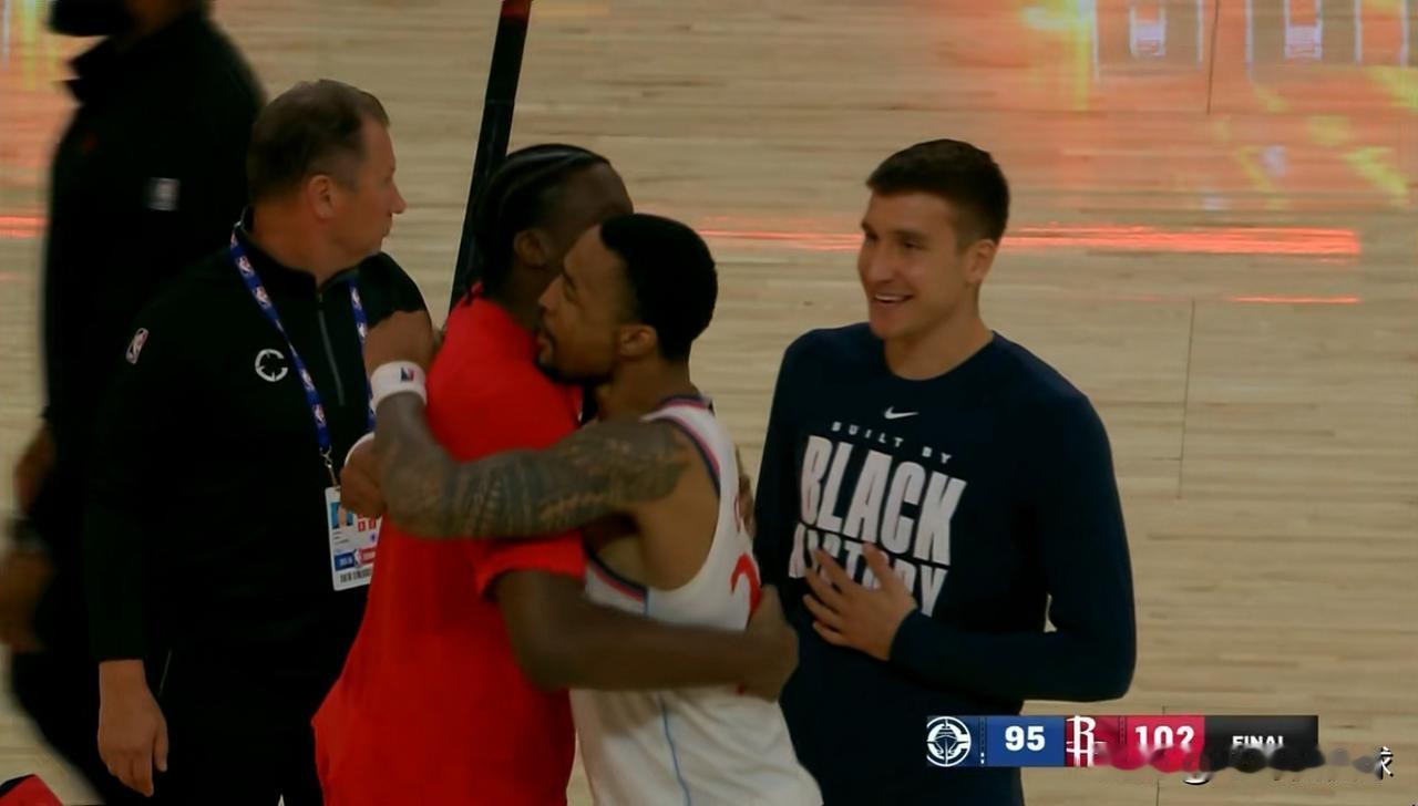 在今天火箭主场以102：95击败快船的赛后，发生了特别温馨的一幕。当比赛结束以后