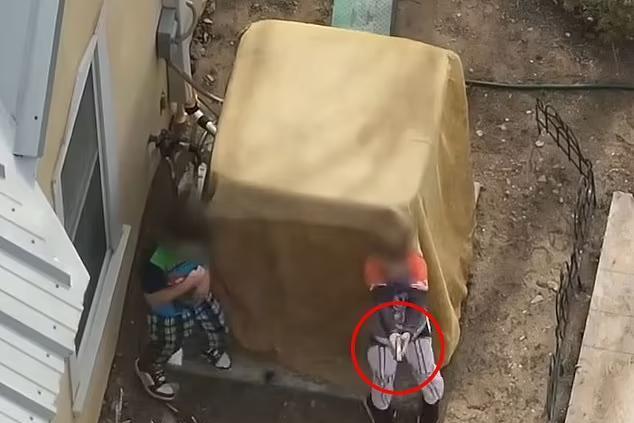 在美国新墨西哥州，一个7岁和一个9岁的小男孩，穿着《我的世界》和《星球大战》的睡