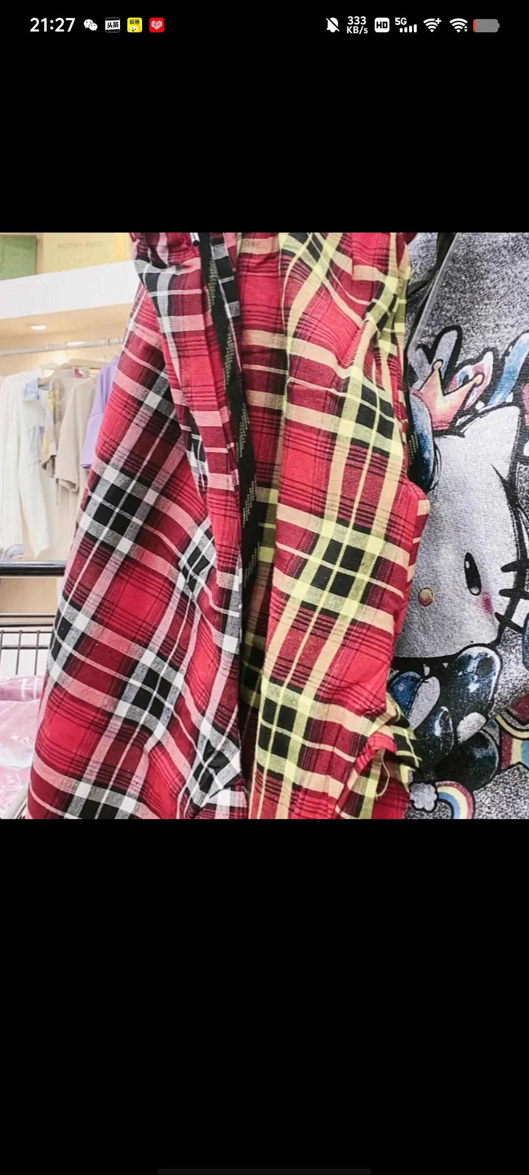 我去年去我妈那边玩，然后就是我穿的是一套短袖短裤我妈妈和小姨想帮我挑衣服