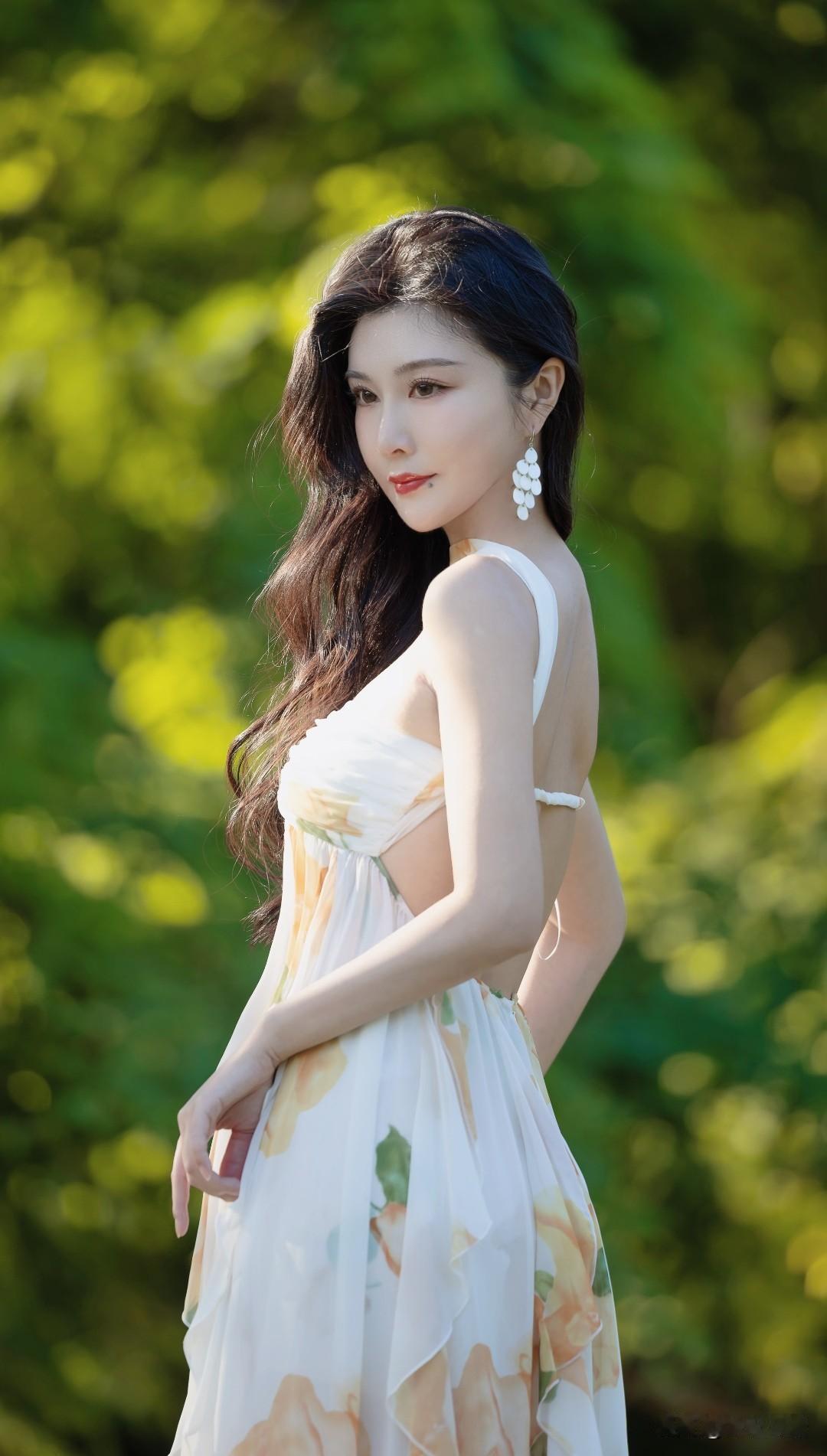夏日清新，美女白色连衣裙与自然绿植的完美融合，尽显优雅与自然之美。