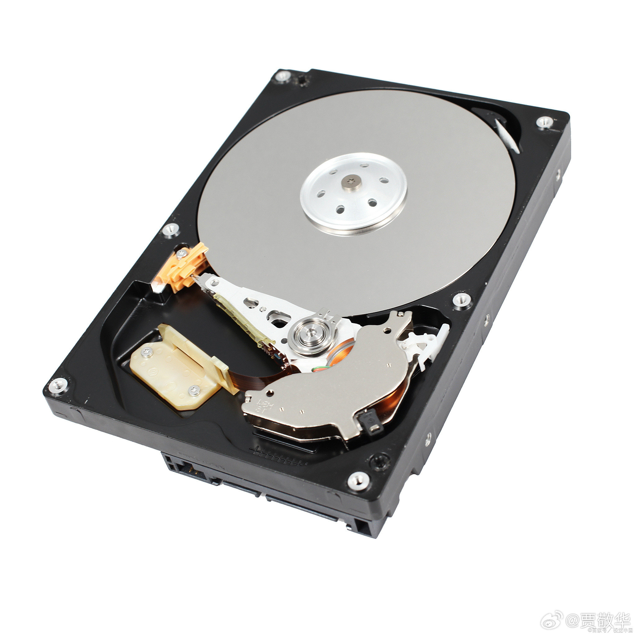 短短半年的时间，固态硬盘价格涨了3倍左右，理由是内存芯片涨价。可是，机械硬盘的价