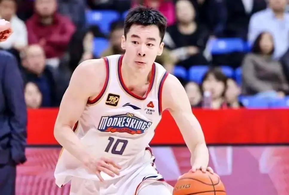 郭昊文那场42分刷屏了。听着挺唬人。但咱得掰开看。广东队那场轮休了周琦好几