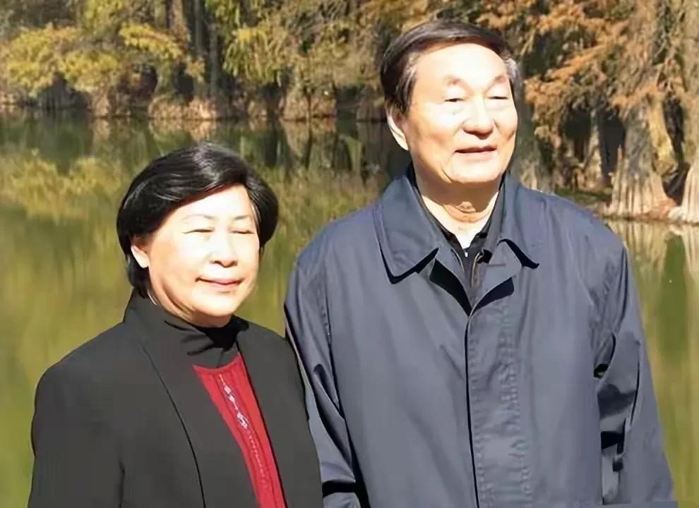 朱老走了，最痛彻心扉的，一定是陪了他整整七十年的发妻——劳安女士！这位温柔