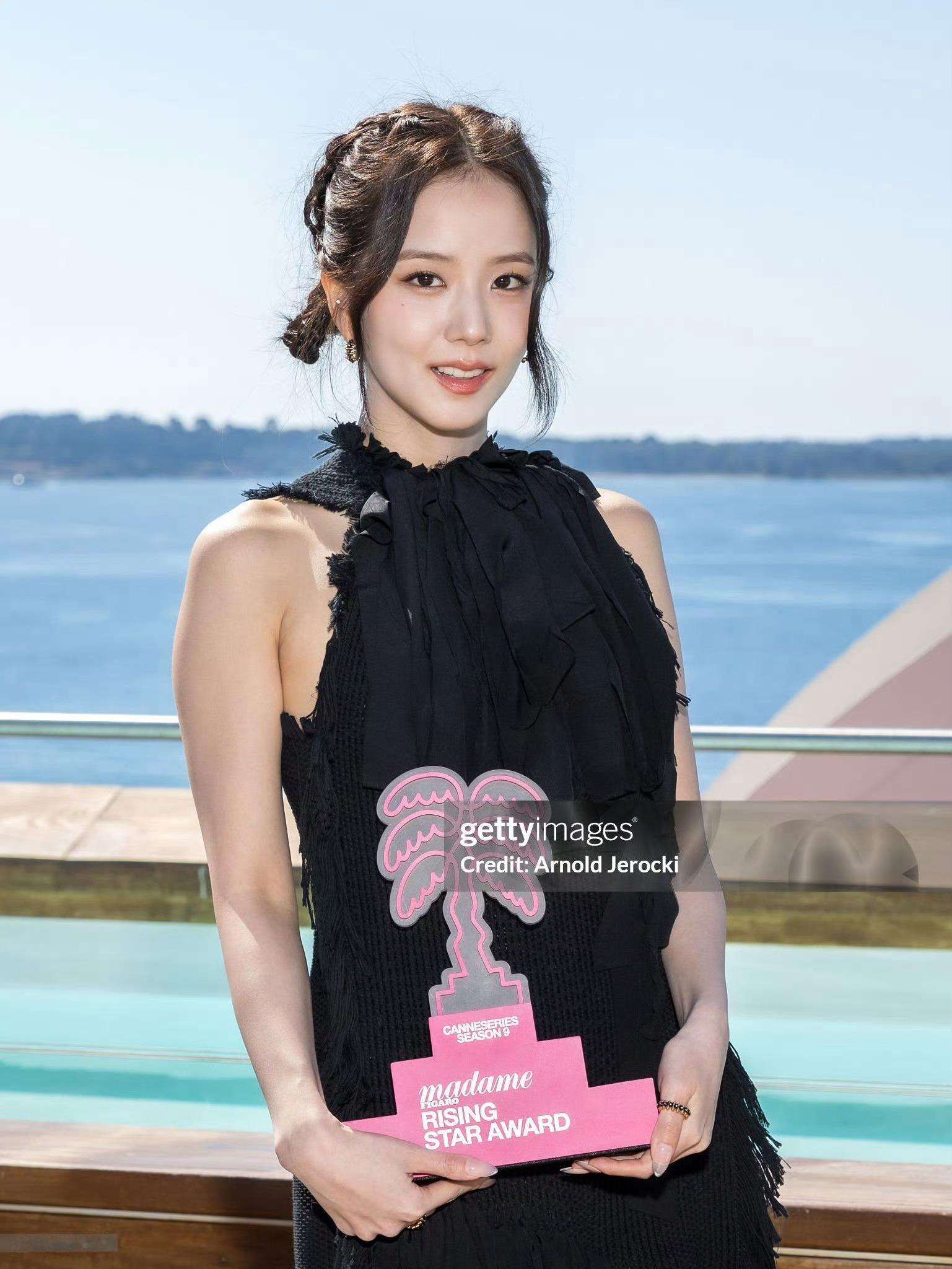 穿Dior新装出席媒体见面会的金智秀