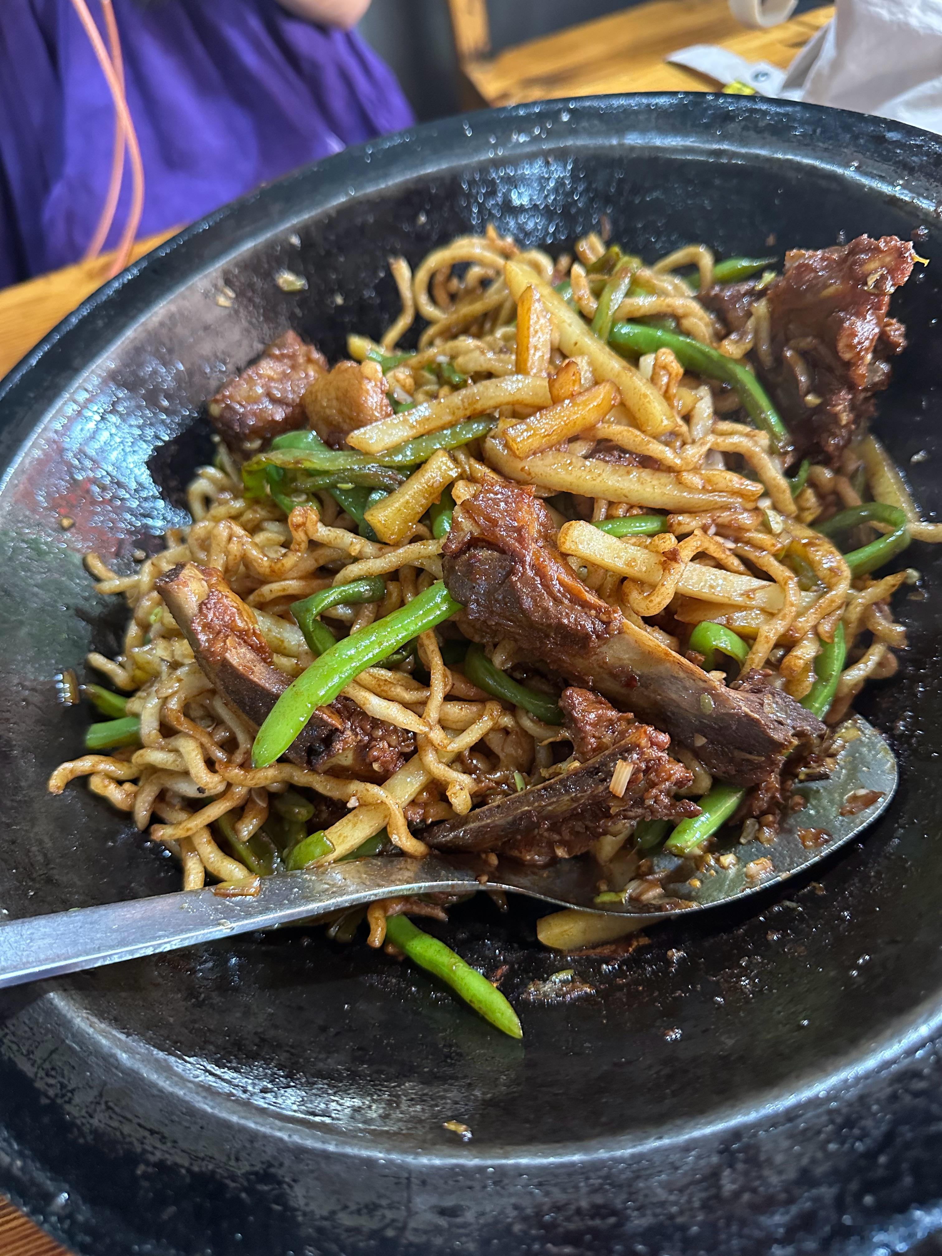 周末浅吃一波豆角排骨焖面。🤩​​​