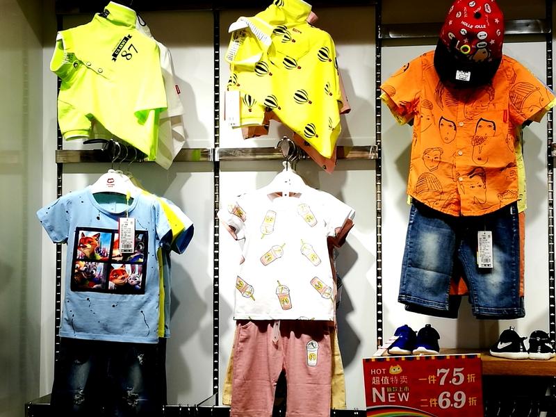 脊背发凉！爱泼斯坦豪宅搜出整箱儿童服装，17秒视频曝光权贵变态癖好！家人们