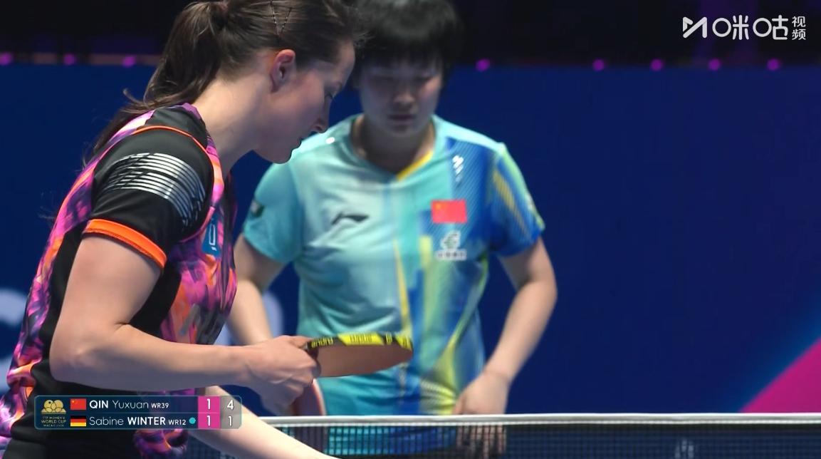 侯英超急眼了，第三局覃予萱全都是发温特的反手，一个正手短也不发，开局覃予萱5