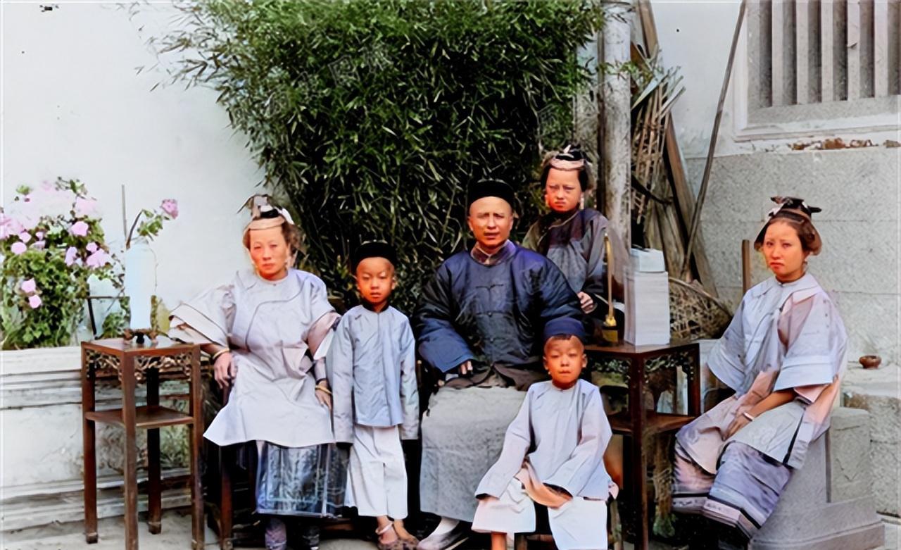 1902年，福建东山。一名富家男子与妻妾子嗣合影。照片里的人笑得都挺体面