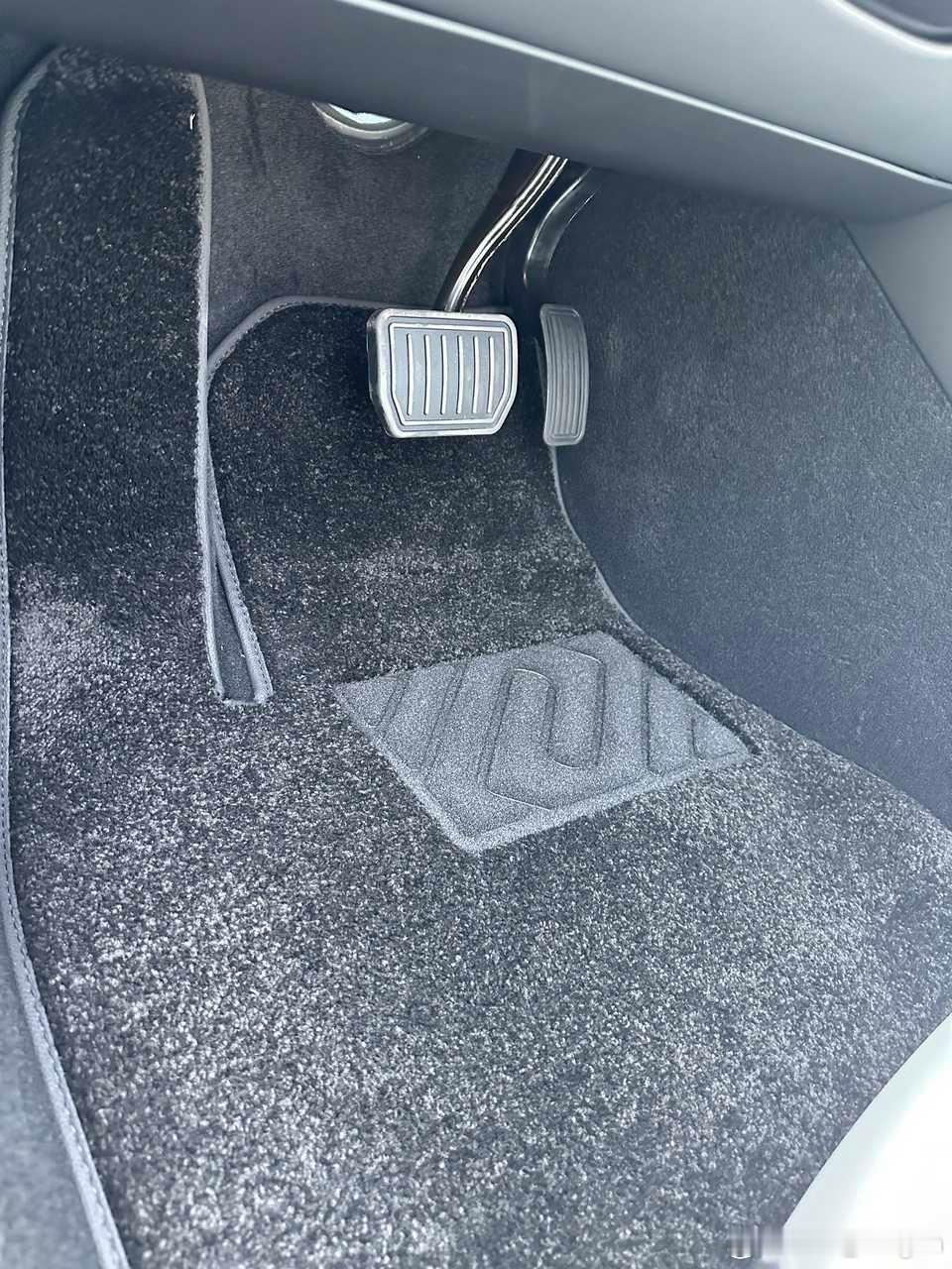 特斯拉极致降本的一部分：Model3新车不给脚垫，提车的时候让我买原厂薄如纸片的