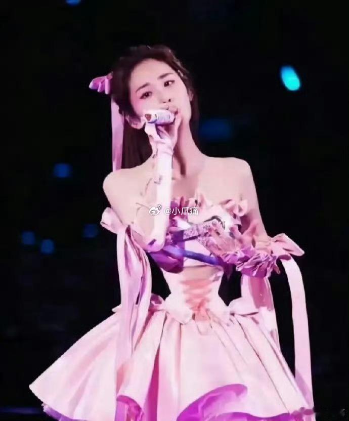 原本以为张碧晨的腰给P没了，第二张图才发现是衣服设计成这样