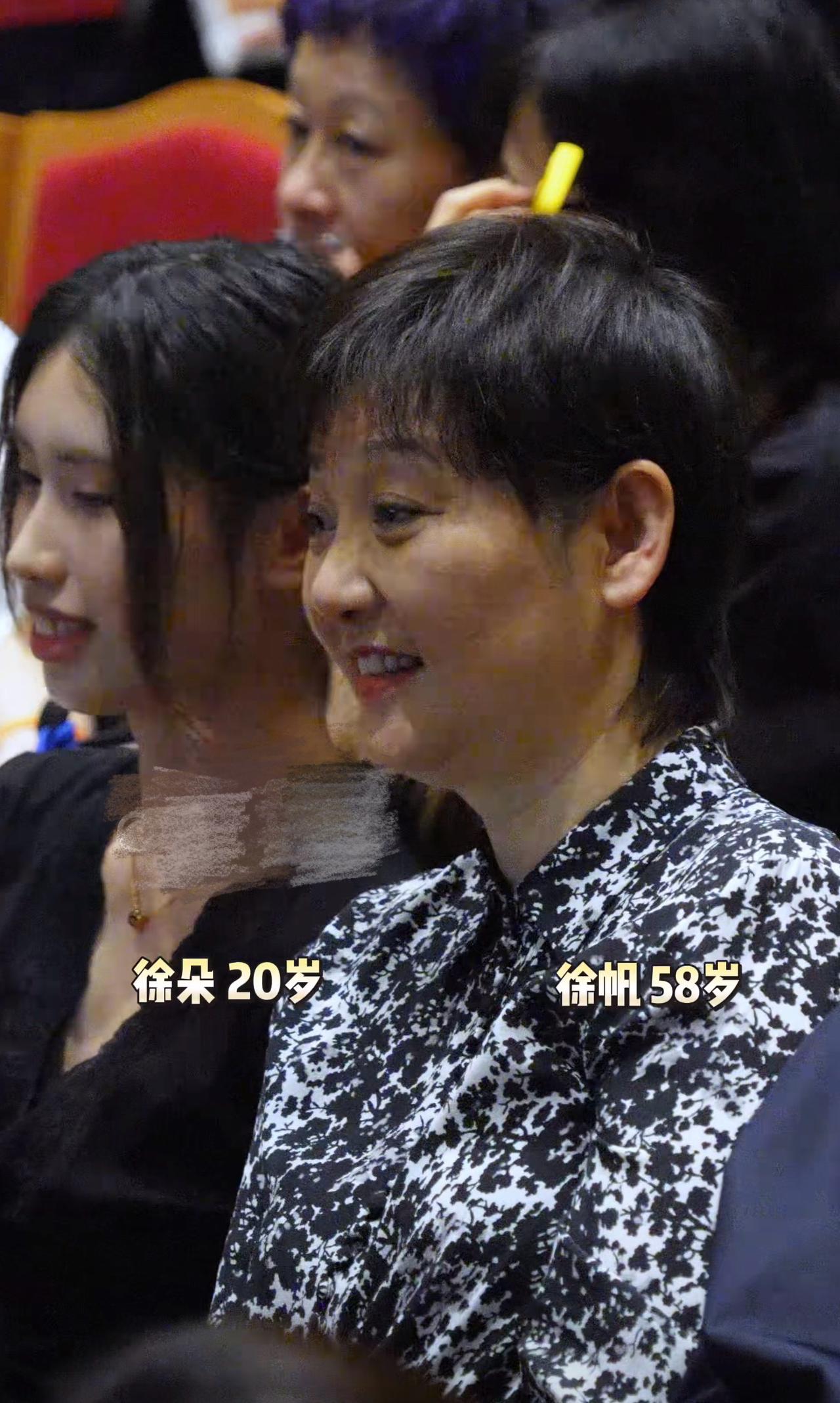 6月17日晚，徐帆母女看冯小刚电影，徐朵越长越像养父冯小刚，很爱美身材也好。