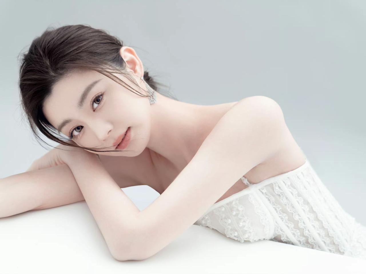 优雅气质，柔美动人，白纱裙摆，梦幻少女风