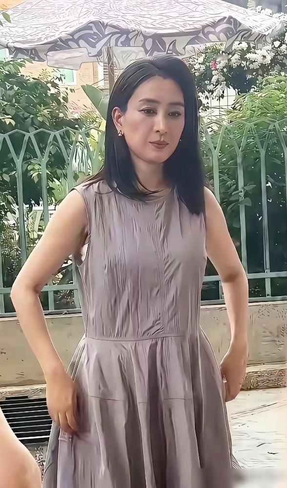 马苏最近被拍到，不化妆，穿着随意，一脸松弛。很多人夸她，说这才是中年女人的真实