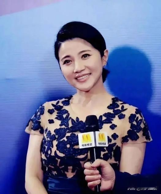 影后颜丙燕到底图啥呢？自从她的“阿姨恋”曝光，有人祝福，也有人直呼“看不懂”