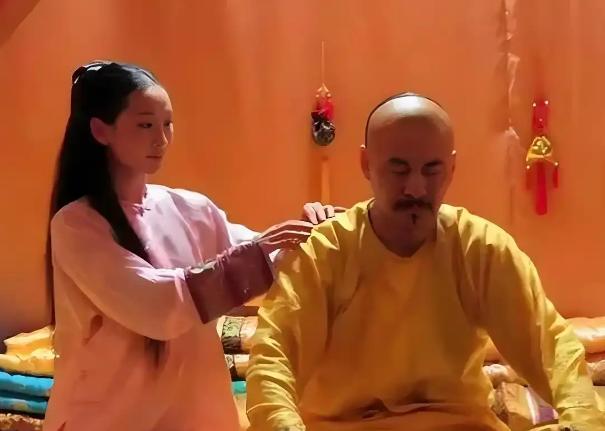 清朝宫里有个奇怪现象：但凡被皇帝宠幸过的妃子，第二天走路都要人搀扶，看起来娇弱得