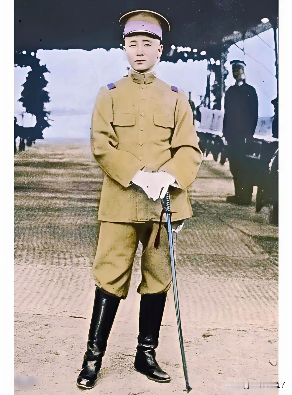 1911年，36岁的张作霖一身戎装的照片真挺让人意外。印象里，张作霖那可是叱