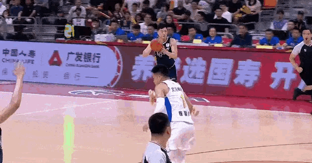 不是，嘉哥……，崔永熙和王洪泽已经准备好挥毛巾庆祝这个漂亮的进球了！张皓嘉你怎么