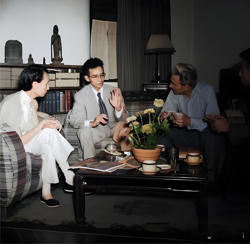 1952年9月14号这天，清华园梁思成、林徽因家的客厅可热闹啦！梁思成特意穿了浅