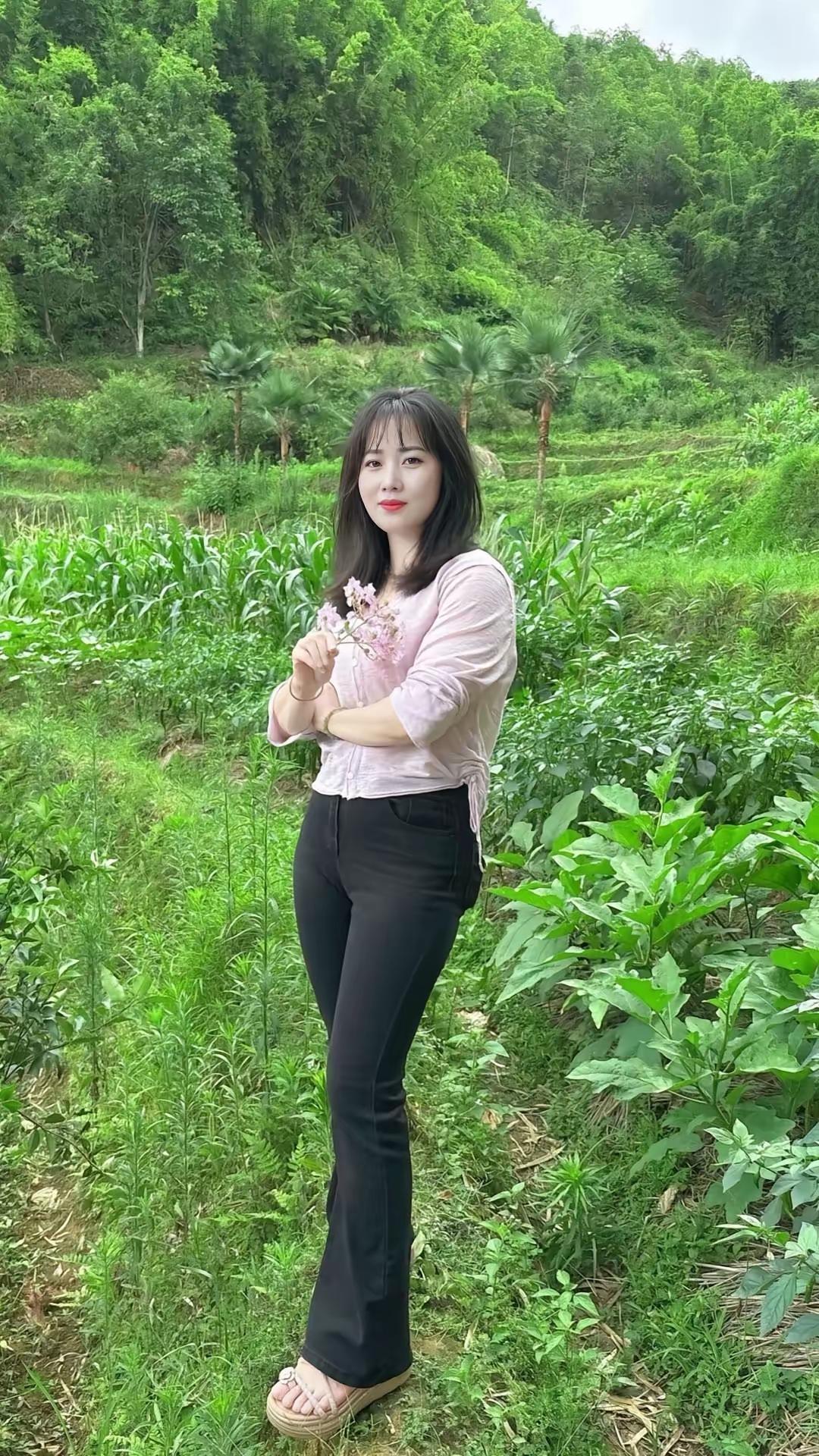 花草与人映托出迷人的仙境。独有一隔