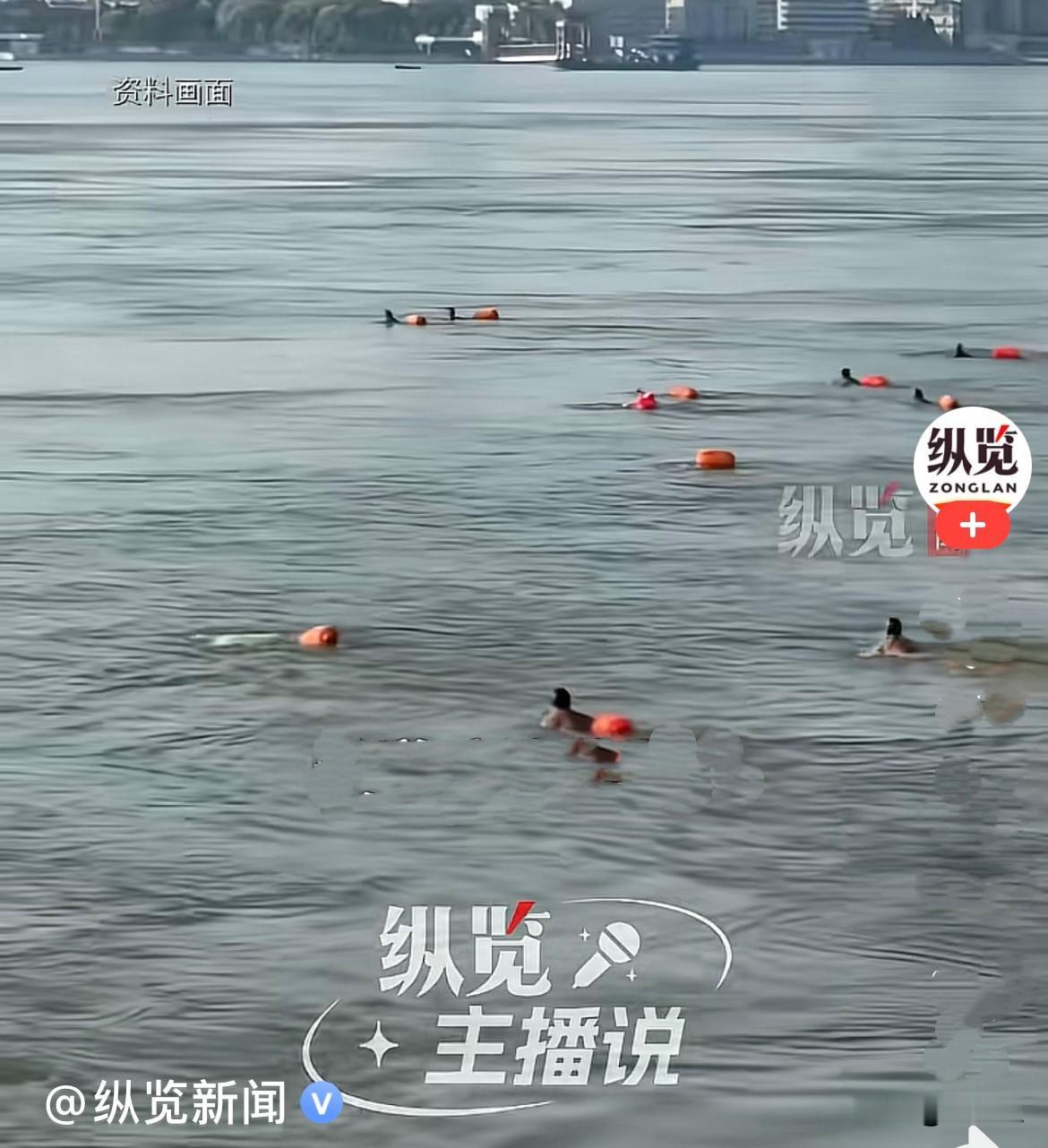 近日，湖北武汉汉阳门码头，一名来自辽宁的女游客来武汉旅游，平时经常游泳、也在海