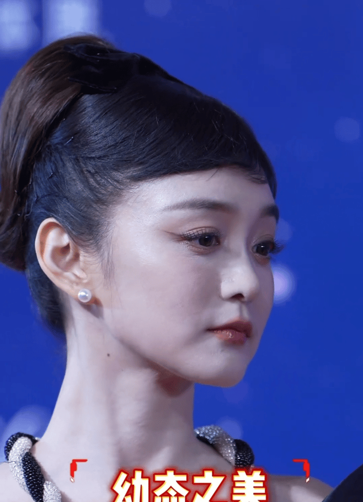 哪有什么幼态脸女人只要上了年纪什么脸它该显老的还是要老何泓姗是内娱出了名