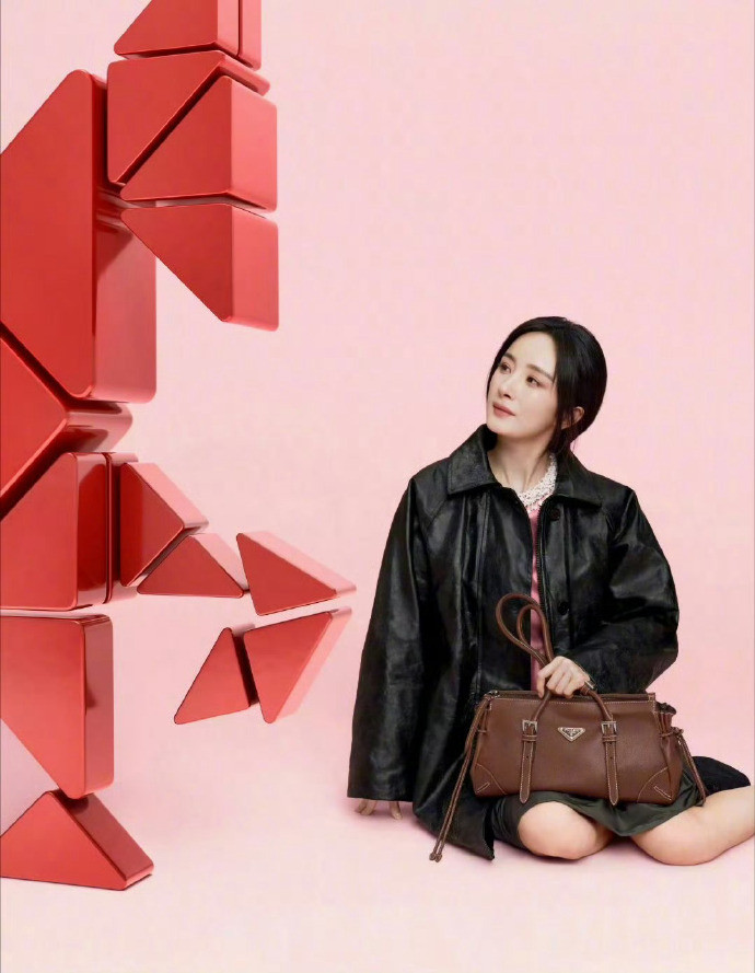 杨幂简直就是秋冬穿搭氛围感的神，穿啥啥行，美成啥了啊​​​