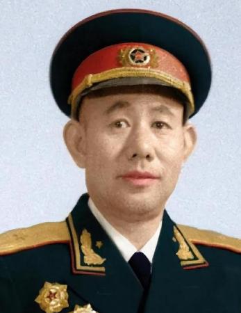 1951年，一群志愿军战士在撤退时，猛然发现眼前狭隘的小山谷里，竟然出现了成千上