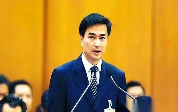 泰国这盘棋越来越有意思了。那个消失了十几年的前总理阿披实，居然真的杀回来了，一上