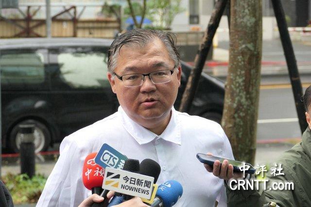 针对马英九基金会人事风暴，马英九妻子周美青和大姐马以南21日晚上一同对外曝光各自